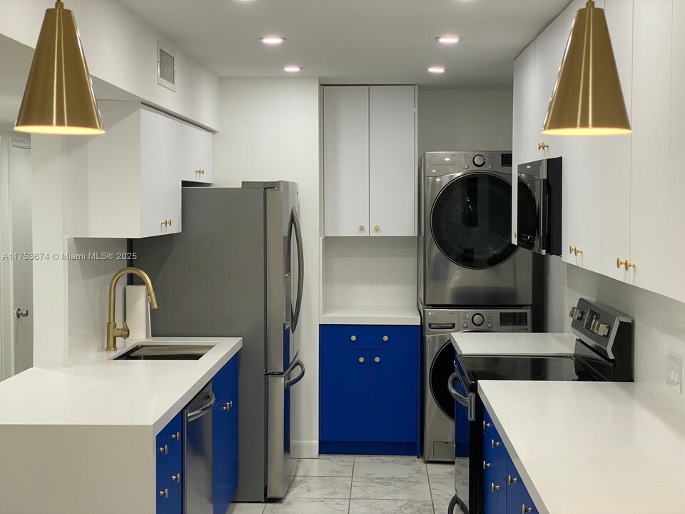 7483 SW 82nd St in Miami, FL - Building Photo