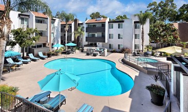 City View Apartments at Warner Center in Woodland Hills, CA - Foto de edificio - Building Photo