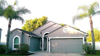 8512 Canterbury Lake Blvd in Tampa, FL - Building Photo