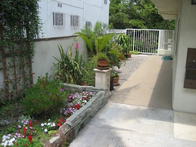 744 S.Windsor Blvd. - just south of Wilshire Blvd., Unit 05 in Los Angeles, CA - Foto de edificio - Building Photo