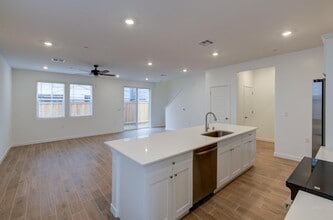 905 Plum Tree Ave in Clovis, CA - Foto de edificio - Building Photo