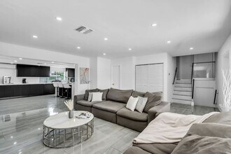 1255 NE 199th St in Miami, FL - Building Photo - Building Photo