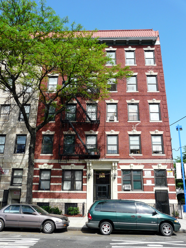 2509 Hoffman St in Bronx, NY - Building Photo - Building Photo