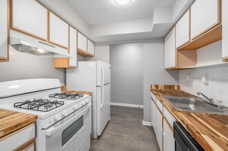 Shady Cove Apartments in Lakewood, OH - Foto de edificio - Interior Photo