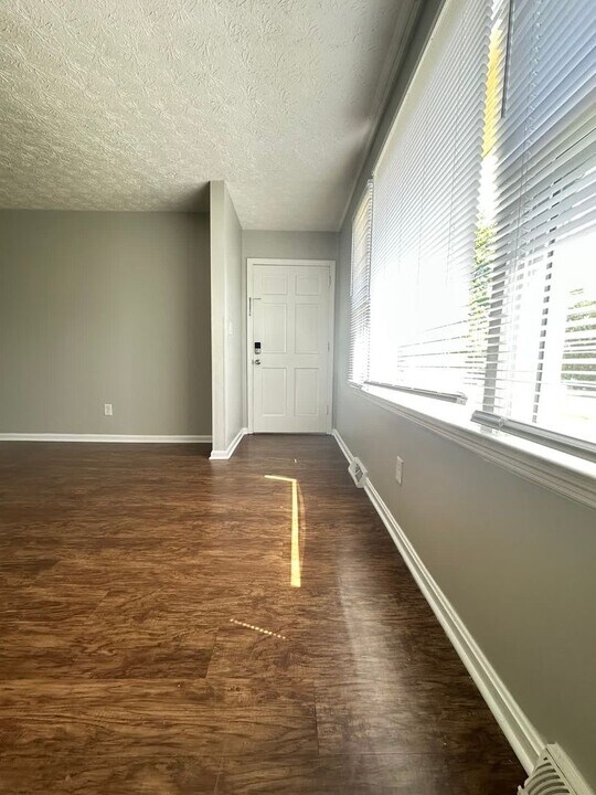 585 Eureka Springs Dr in Lexington, KY - Building Photo