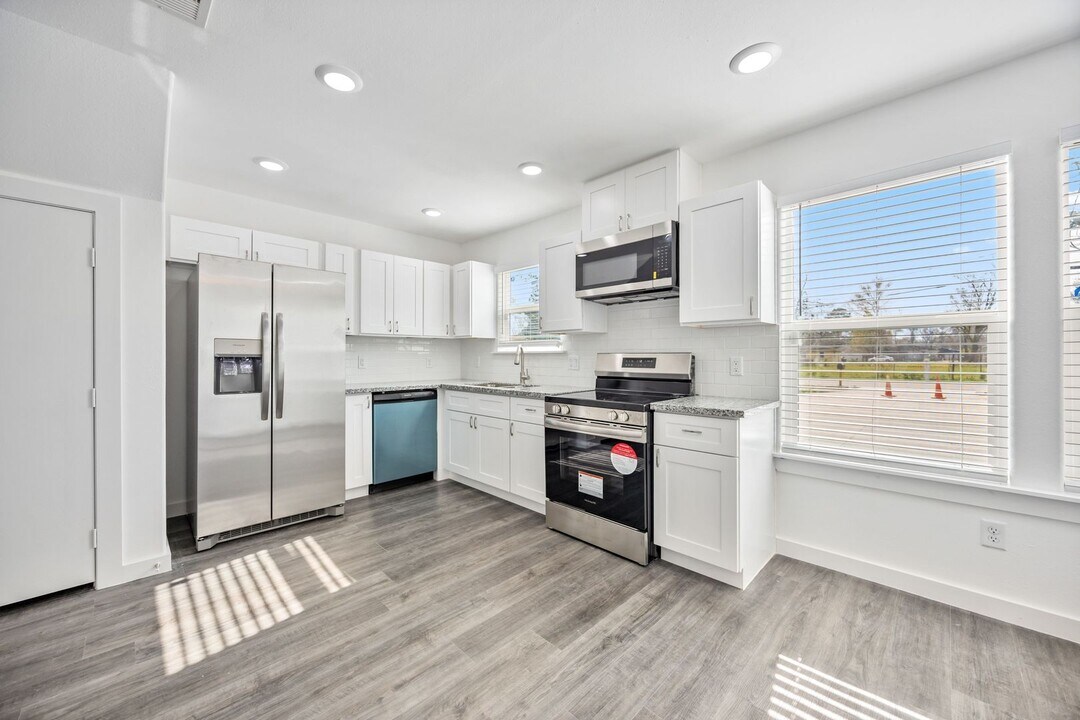 8216 Bigwood St in Houston, TX - Building Photo