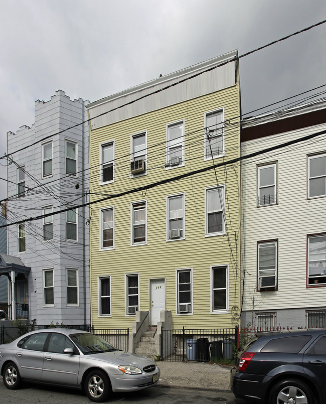 335 Whiton St in Jersey City, NJ - Building Photo - Building Photo