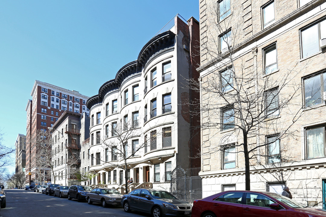 247 W 102nd St in New York, NY - Building Photo