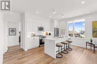 530-530 Pimiwidon St in Ottawa, ON - Building Photo - Building Photo