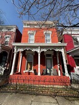 122 E University Ave in Cincinnati, OH - Building Photo