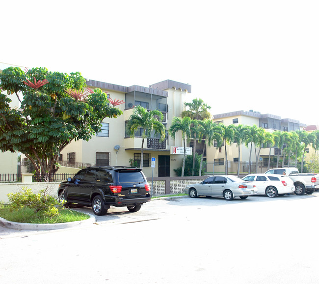 Olympus Apartments in North Miami Beach, FL - Building Photo - Building Photo