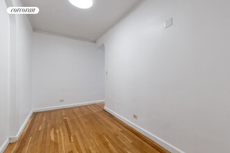 305 W 52nd St in New York, NY - Building Photo - Building Photo