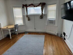 647 Anderson Ave, Unit 3 rear in Cliffside Park, NJ - Building Photo - Building Photo