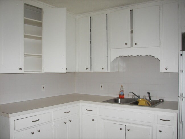 929 N Locust Ln in Midwest City, OK - Foto de edificio - Building Photo