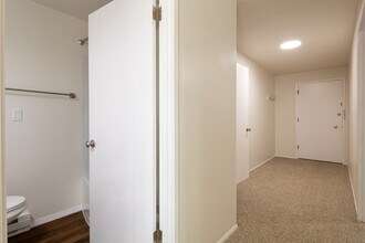 569 Lee St in Seattle, WA - Building Photo - Building Photo