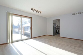 7315-7315 Bagpipe Blvd in Eden Prairie, MN - Building Photo - Building Photo