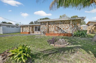 2521 NW 72nd Ave in Sunrise, FL - Building Photo - Building Photo