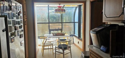 9 Cherry Hill Ln in Deer Park, NY - Building Photo - Building Photo