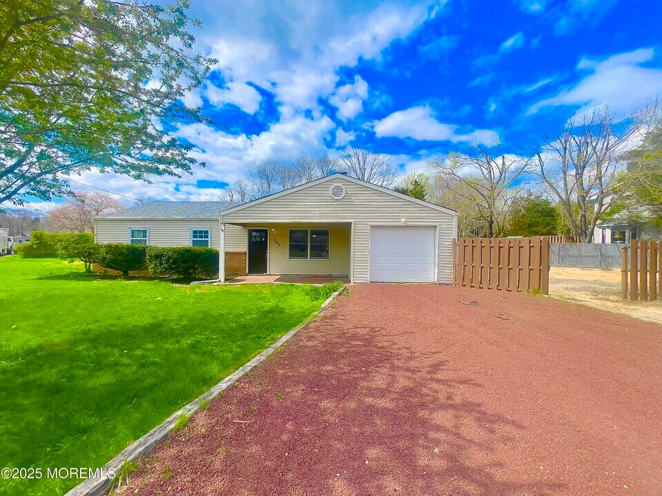 249 Center St in Little Egg Harbor Township, NJ - Building Photo