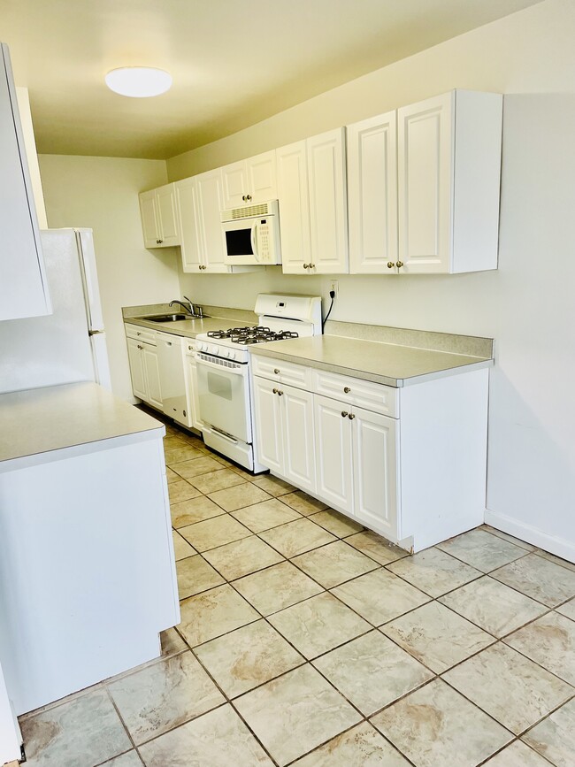 47 Davis Ave, Unit 4F in White Plains, NY - Foto de edificio - Building Photo