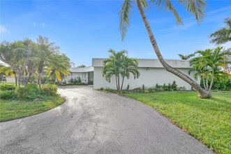 6106 Royal Poinciana Ln in Tamarac, FL - Building Photo - Building Photo