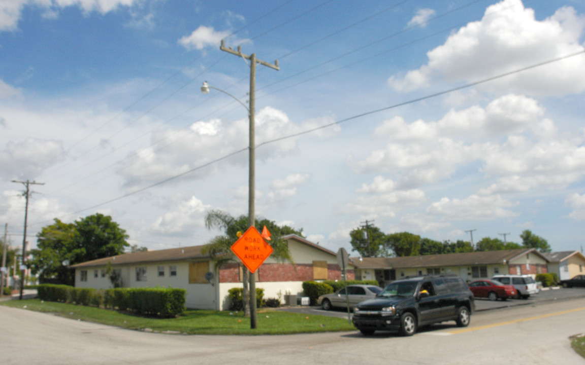 7531 Venetian St in Miramar, FL - Building Photo