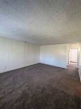 211 W San Joaquin Ave, Unit 211 W San Joaquin in Tulare, CA - Foto de edificio - Building Photo