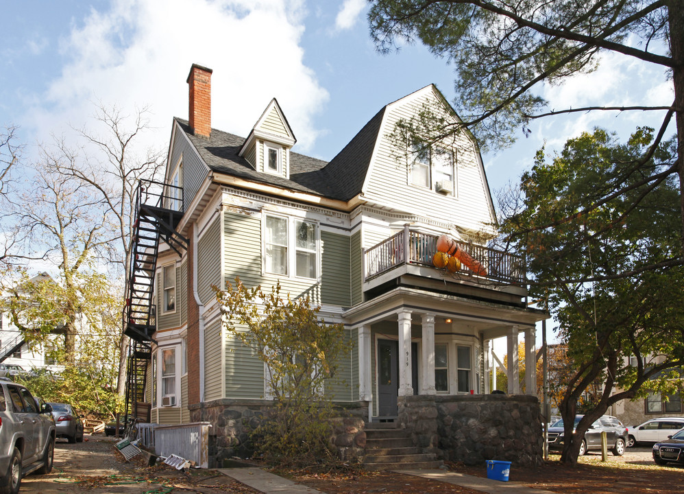 919 Oakland Ave in Ann Arbor, MI - Foto de edificio