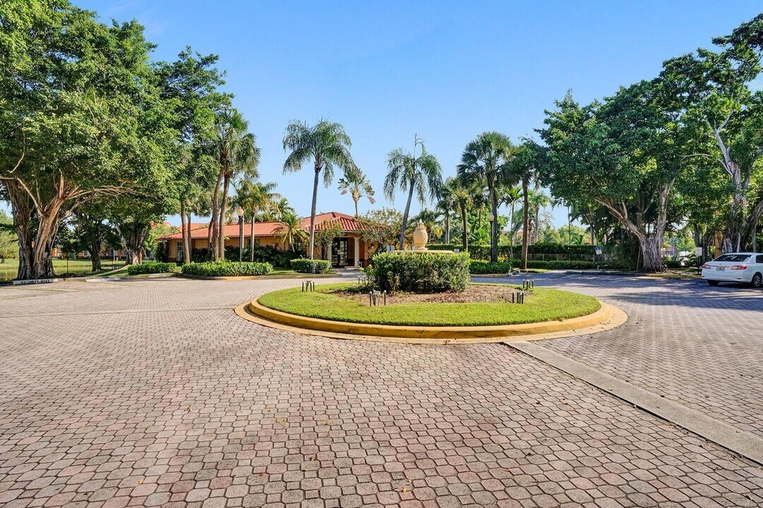 10733 Cleary Blvd in Plantation, FL - Foto de edificio