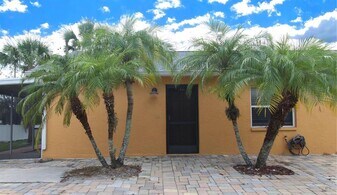 864 Hand Ave in Sarasota, FL - Building Photo
