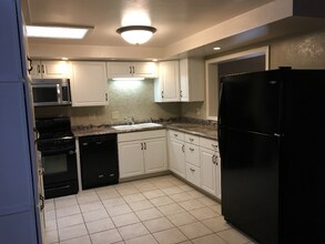 2818 Palomas Dr NE in Albuquerque, NM - Foto de edificio - Building Photo