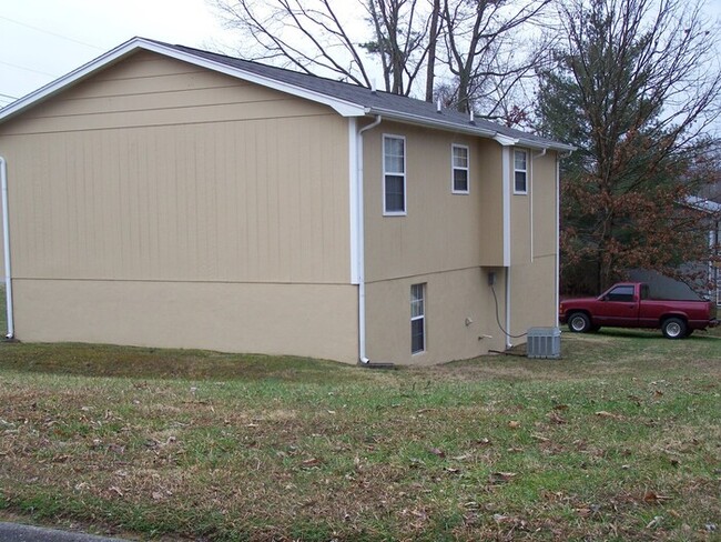 1728 Sundrop Dr in Knoxville, TN - Building Photo - Building Photo