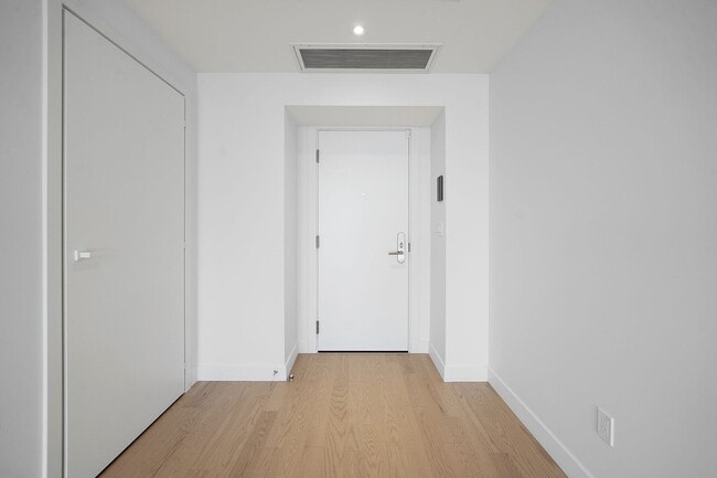 1205 Pl. Phillips in Montréal, QC - Building Photo - Building Photo