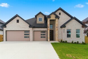 421 Hedge Dr in Centerton, AR - Building Photo