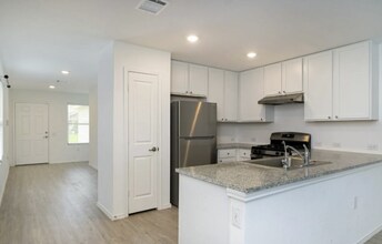9433 Somerset Wy in San Antonio, TX - Building Photo - Building Photo