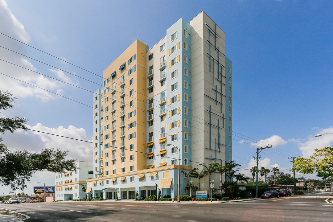 Esmeralda Bay Apartments in Miami, FL - Building Photo