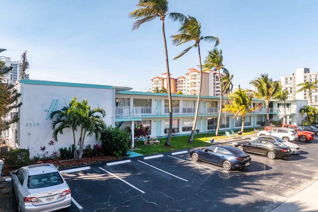 3215 NE 7th St in Pompano Beach, FL - Building Photo