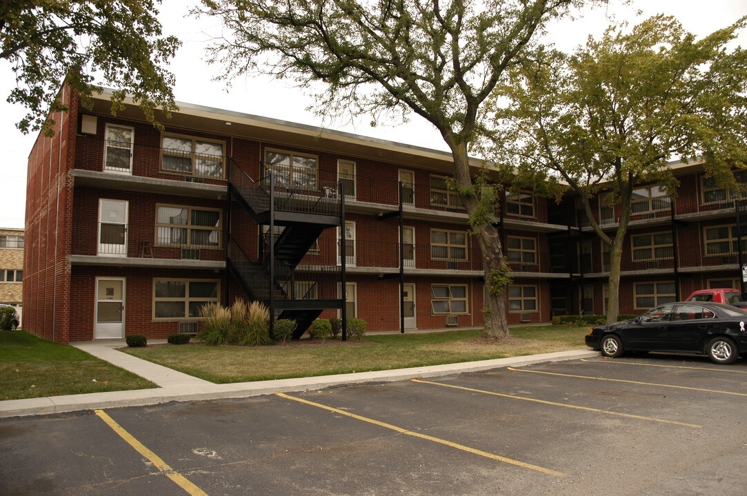 Oak Lawn Gardens in Oak Lawn, IL - Building Photo