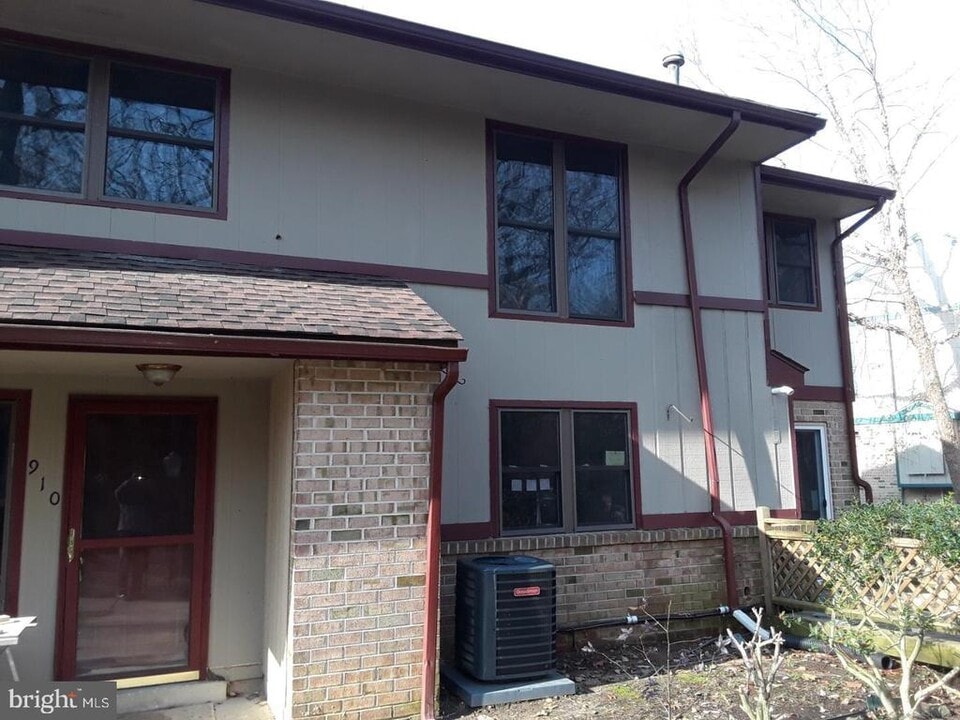 910 Timber Creek Rd in Lindenwold, NJ - Foto de edificio