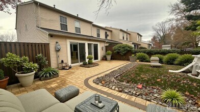 8 Cosgrove Ct in East Brunswick, NJ - Foto de edificio - Building Photo