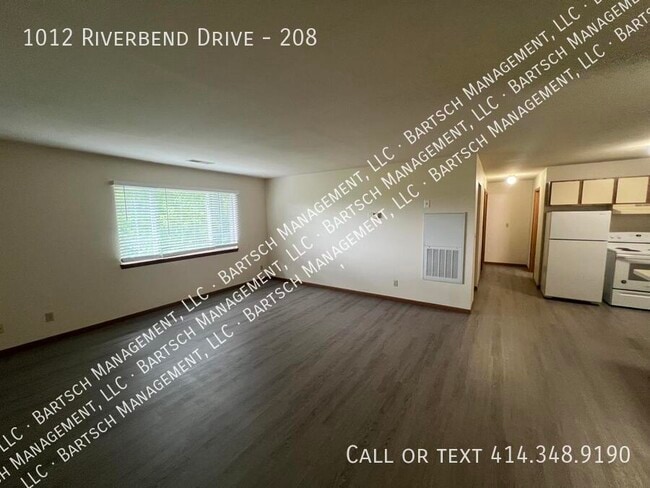 1012 Riverbend Dr in Hartford, WI - Building Photo - Building Photo