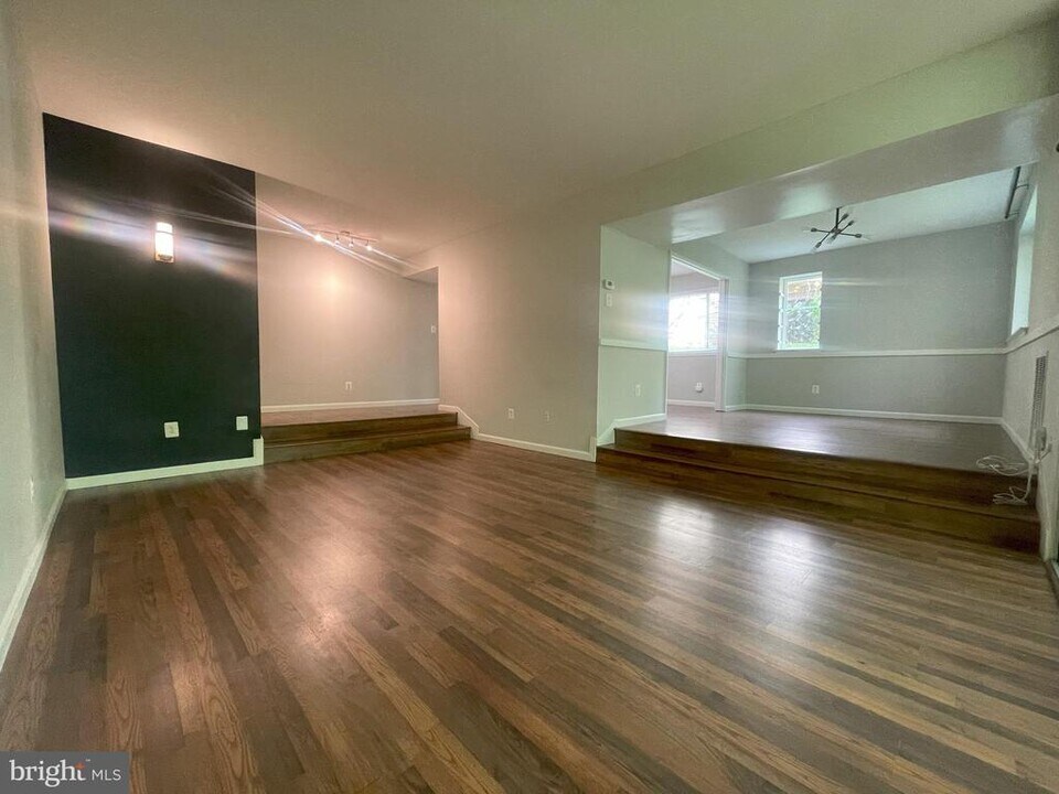1661 Parkcrest Cir in Reston, VA - Building Photo