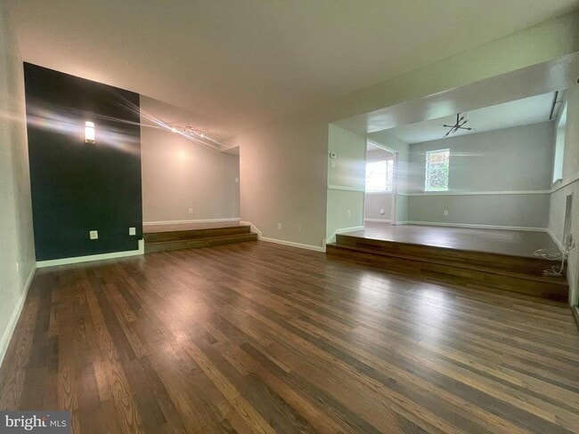 property at 1661 Parkcrest Cir