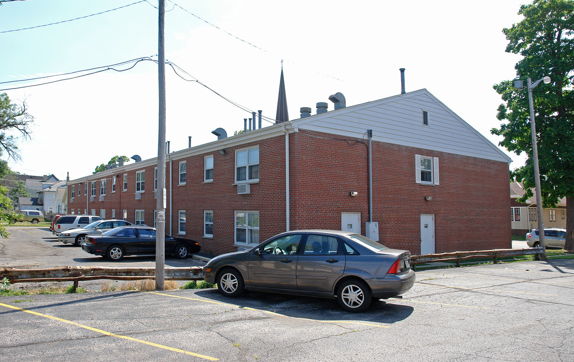 Executive Inn Apartments in Racine, WI - Building Photo