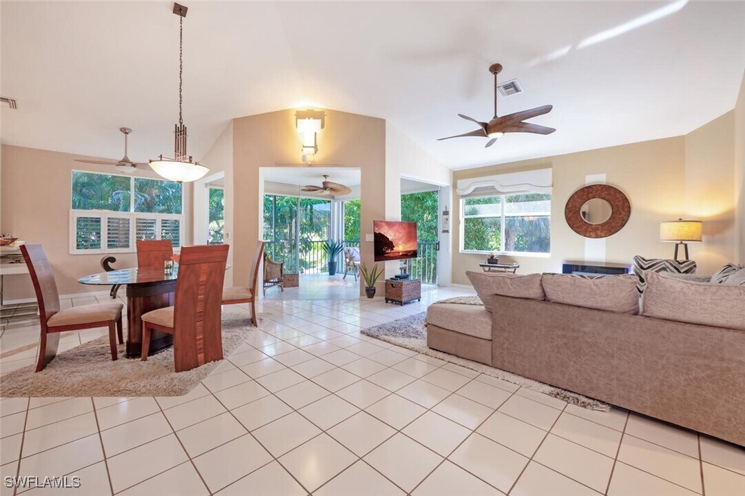 15260 Cedarwood Ln in Naples, FL - Building Photo