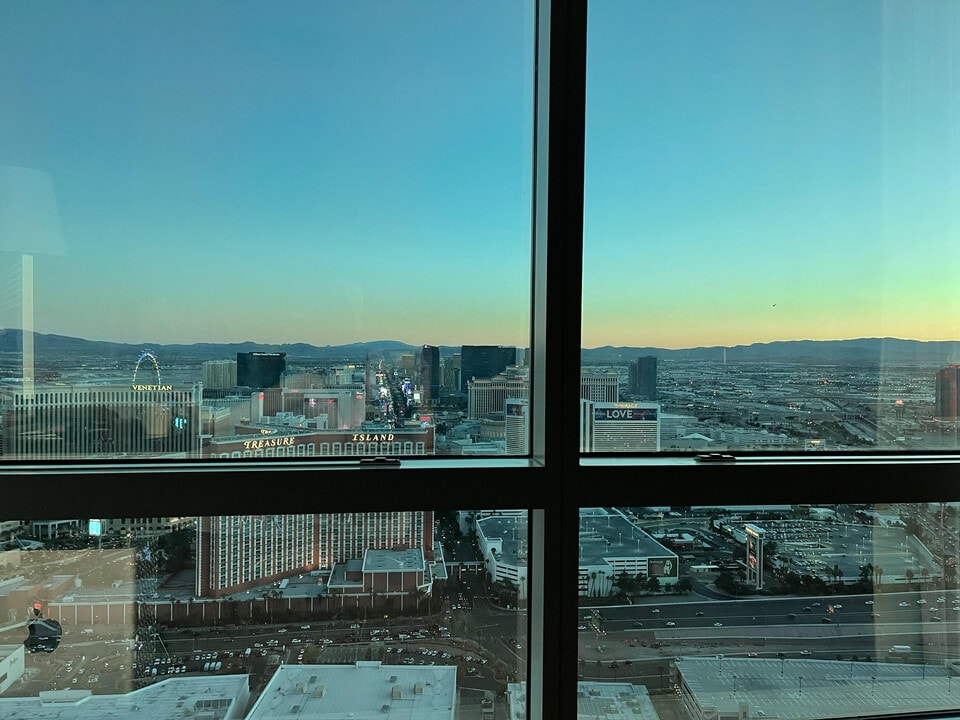2000 N Fashion Show Dr, Unit 5904 in Las Vegas, NV - Building Photo