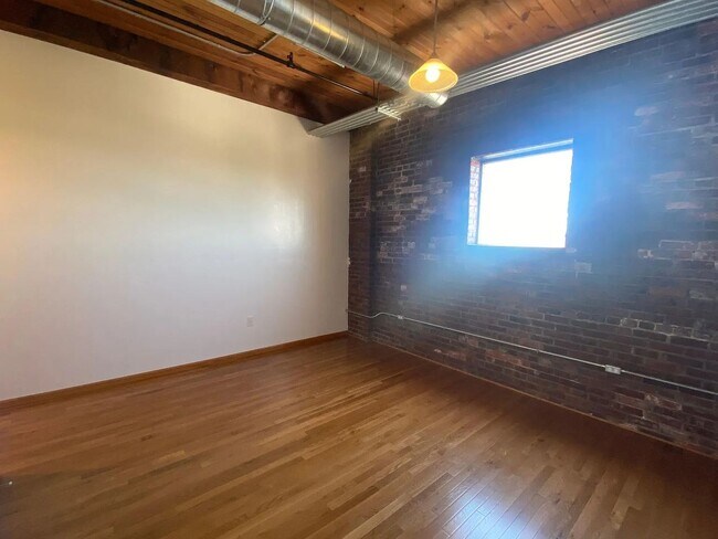 111 N Main St-Unit -111 NORTH MAIN APT 405 in Kirksville, MO - Foto de edificio - Building Photo