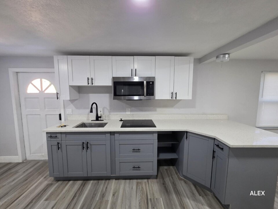 1100 Beverly Ave NW in Largo, FL - Building Photo