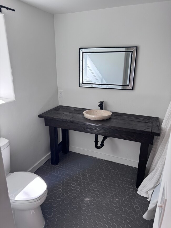 800 Toro Canyon Rd in Santa Barbara, CA - Foto de edificio - Building Photo