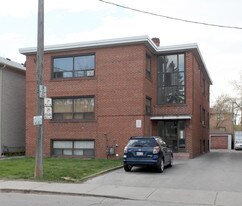 106 Grandville Ave in Toronto, ON - Building Photo